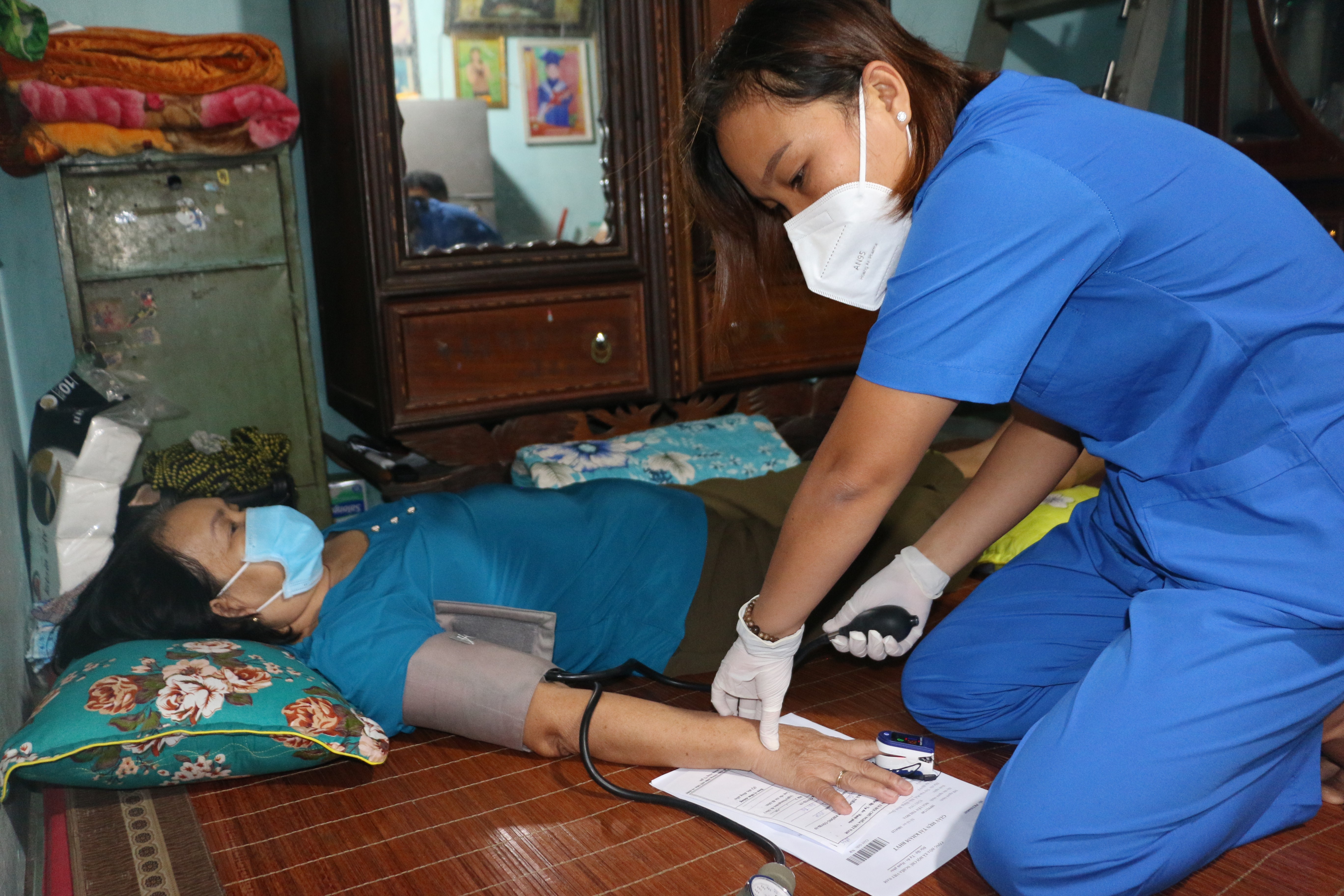 Trung tâm y tế huyện Bàu Bàng tiêm vắc xin phòng ngừa Covid-19 cho người già, bệnh tật tại nhà