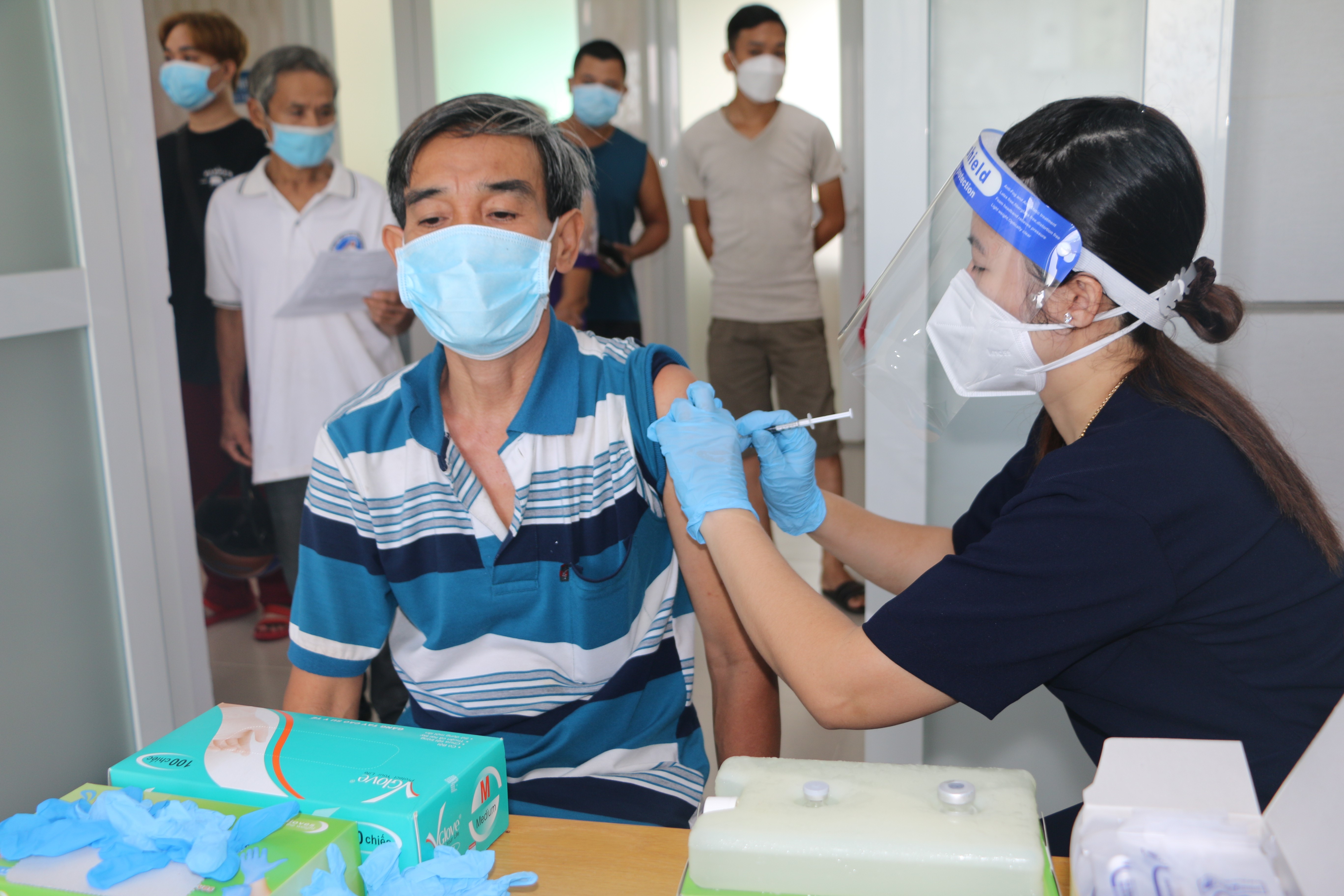 Trung tâm Y tế huyện Bàu Bàng tổ chức tiêm vắc xin ngừa Covid-19 cho người dân trên địa bàn huyện