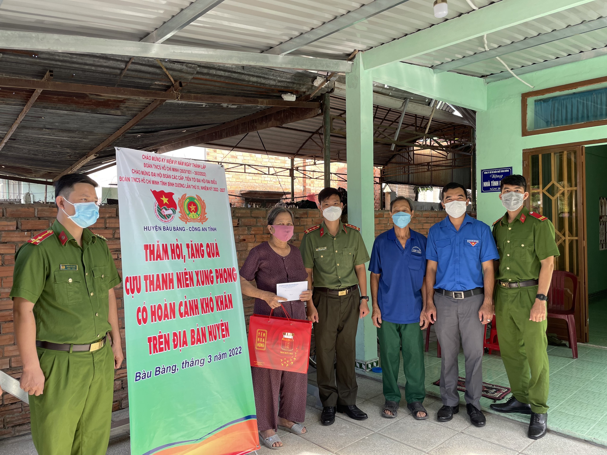 Thăm hỏi, tặng quà các cô chú cựu Thanh niên xung phong có hoàn cảnh khó khăn trên địa bàn huyện Bàu Bàng
