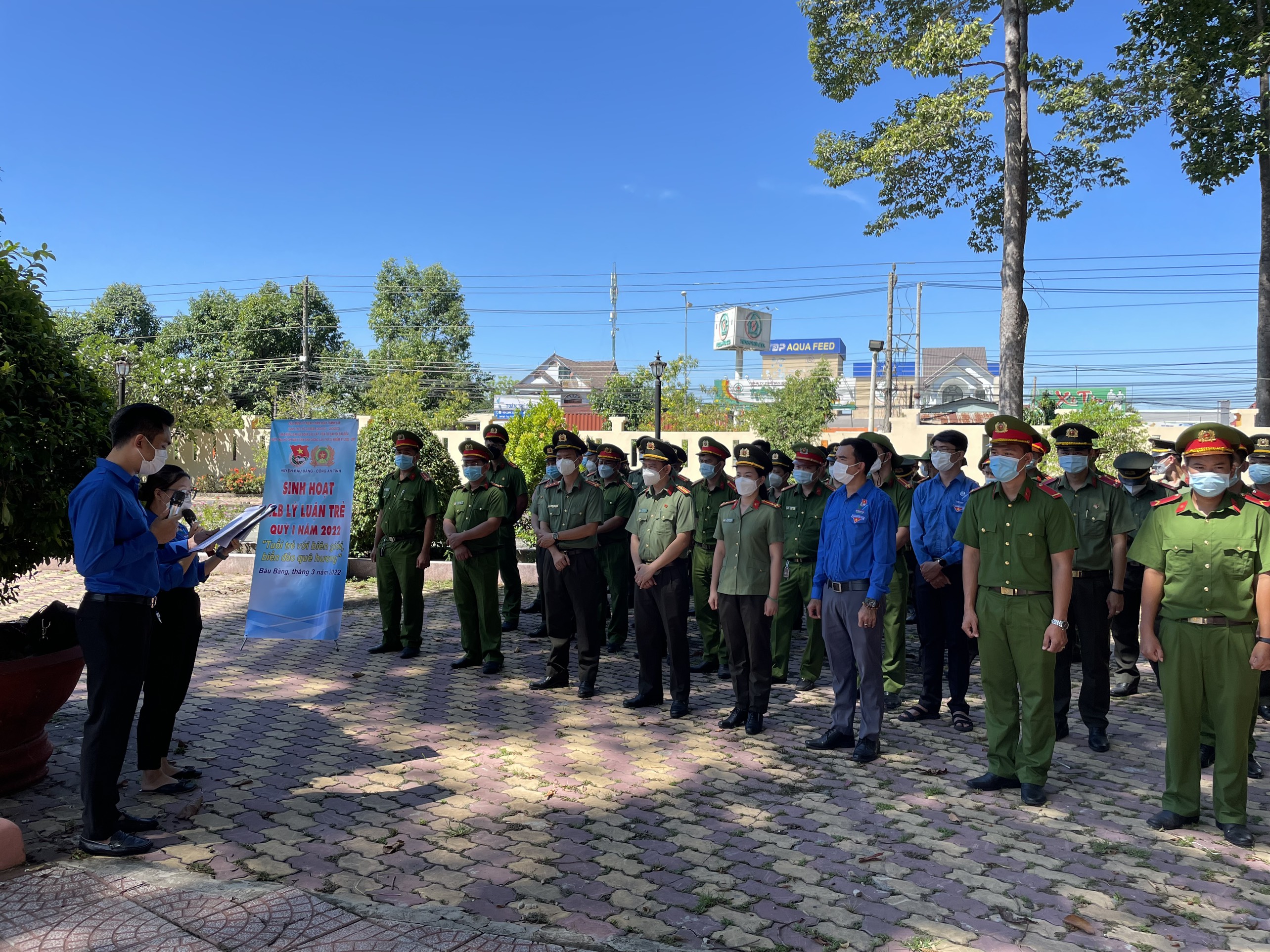 Tuổi trẻ Bàu Bàng và Công an tỉnh dâng hương tại khu di tích Tượng đài Chiến thắng Bàu Bàng và tổ chức sinh hoạt CLB lý luận trẻ Quý I/2022