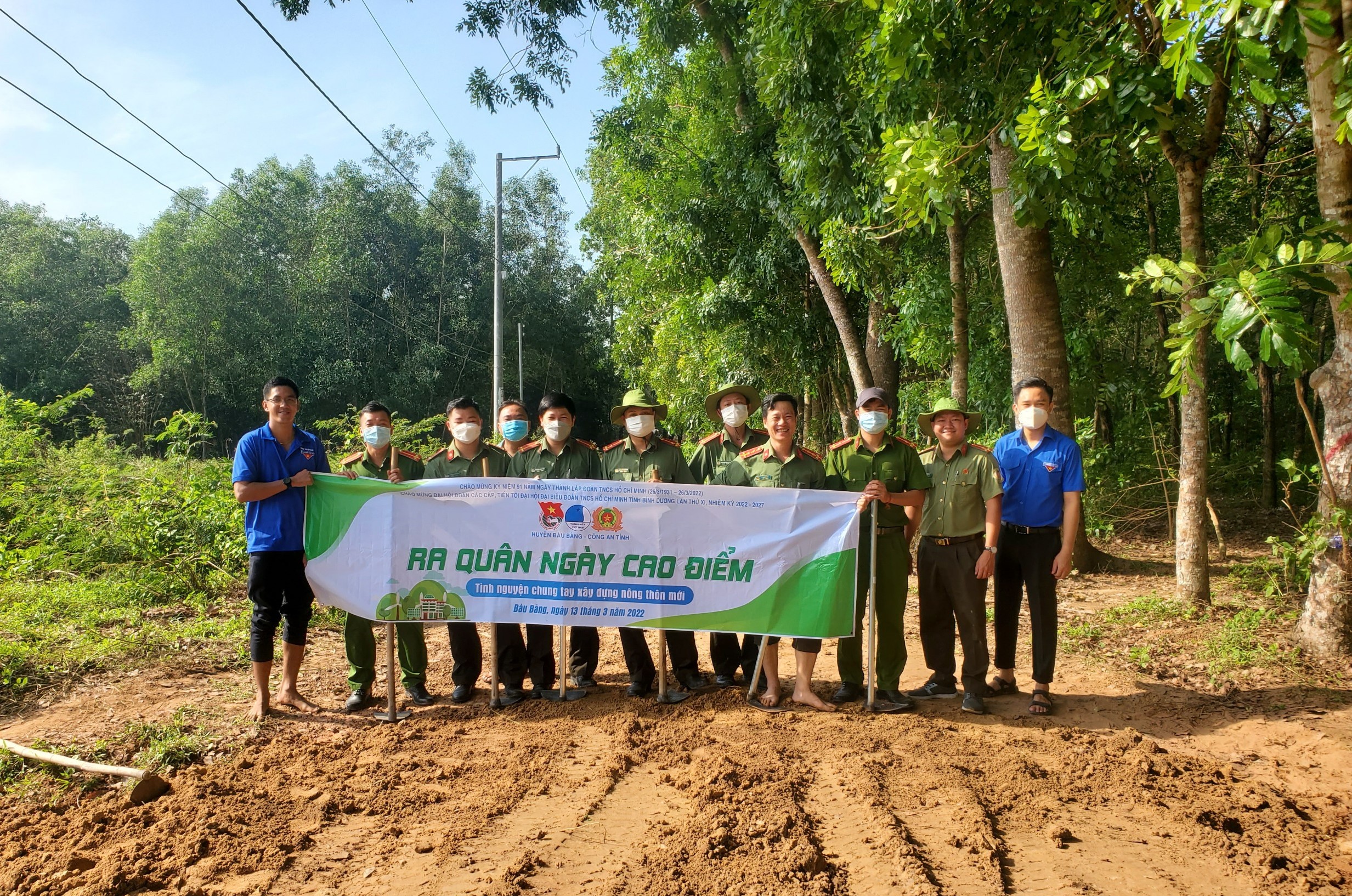 Tuổi trẻ Bàu Bàng ra quân ngày cao điểm “Tình nguyện chung tay xây dựng nông thôn mới