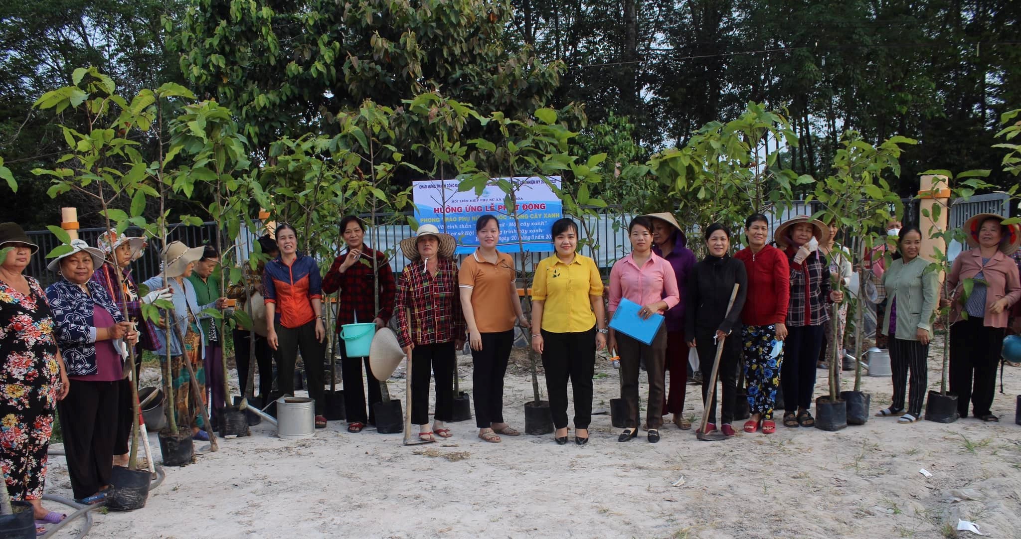 Hội LHPN xã Hưng Hòa tích cực hưởng ứng Lễ Phát động phong trào phụ nữ cả nước trồng cây xanh