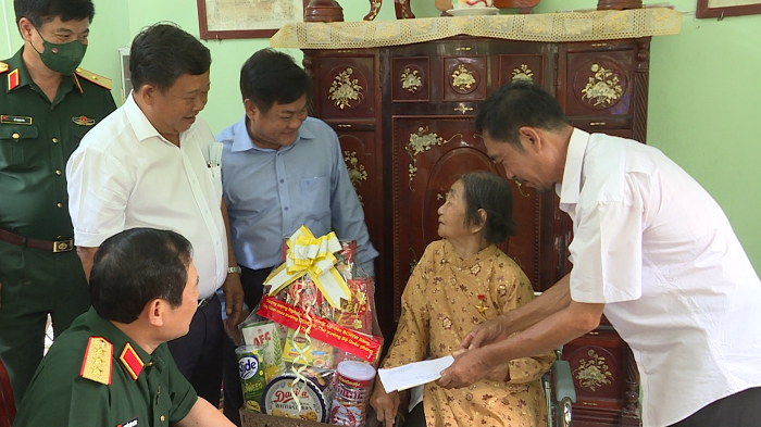 Lãnh đạo huyện Bàu Bàng và Đoàn đại biểu Quốc hội thăm tặng quà mẹ VNAH và các gia đình chính sách tại xã Long Nguyên