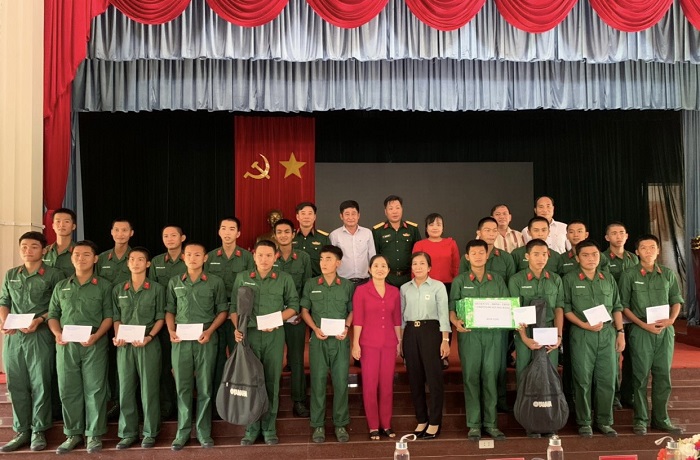 Huyện Bàu Bàng thăm hỏi, động viên, tặng quà chiến sĩ mới
