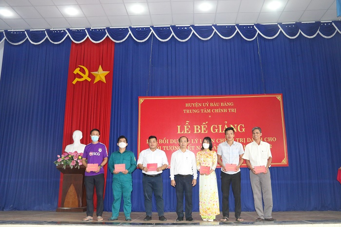 Huyện Bàu Bàng bế giảng lớp bồi dưỡng lý luận chính trị dành cho đối tượng kết nạp Đảng đợt I năm 2022