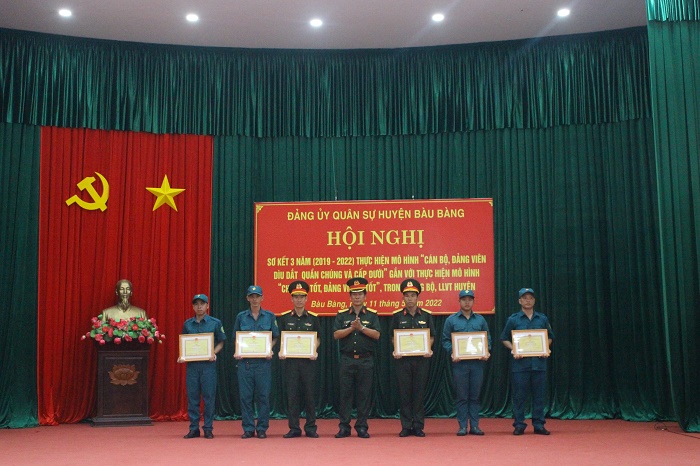 Huyện Bàu Bàng sơ kết 3 năm thực hiện mô hình “cán bộ, đảng viên dìu dắt quần chúng và cấp dưới” gắn với thực hiện mô hình “Chi bộ 5 tốt, đảng viên 5 tốt” trong lực lượng vũ trang