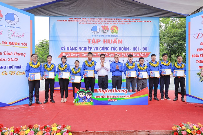 Huyện đoàn Bàu Bàng tuyên dương thanh niên tiên tiến làm theo lời Bác năm 2022