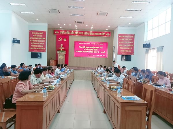Bàu Bàng - tổ chức buổi làm việc, trao đổi kinh nghiệm công tác với huyện Vạn Ninh, tỉnh Bình Thuận