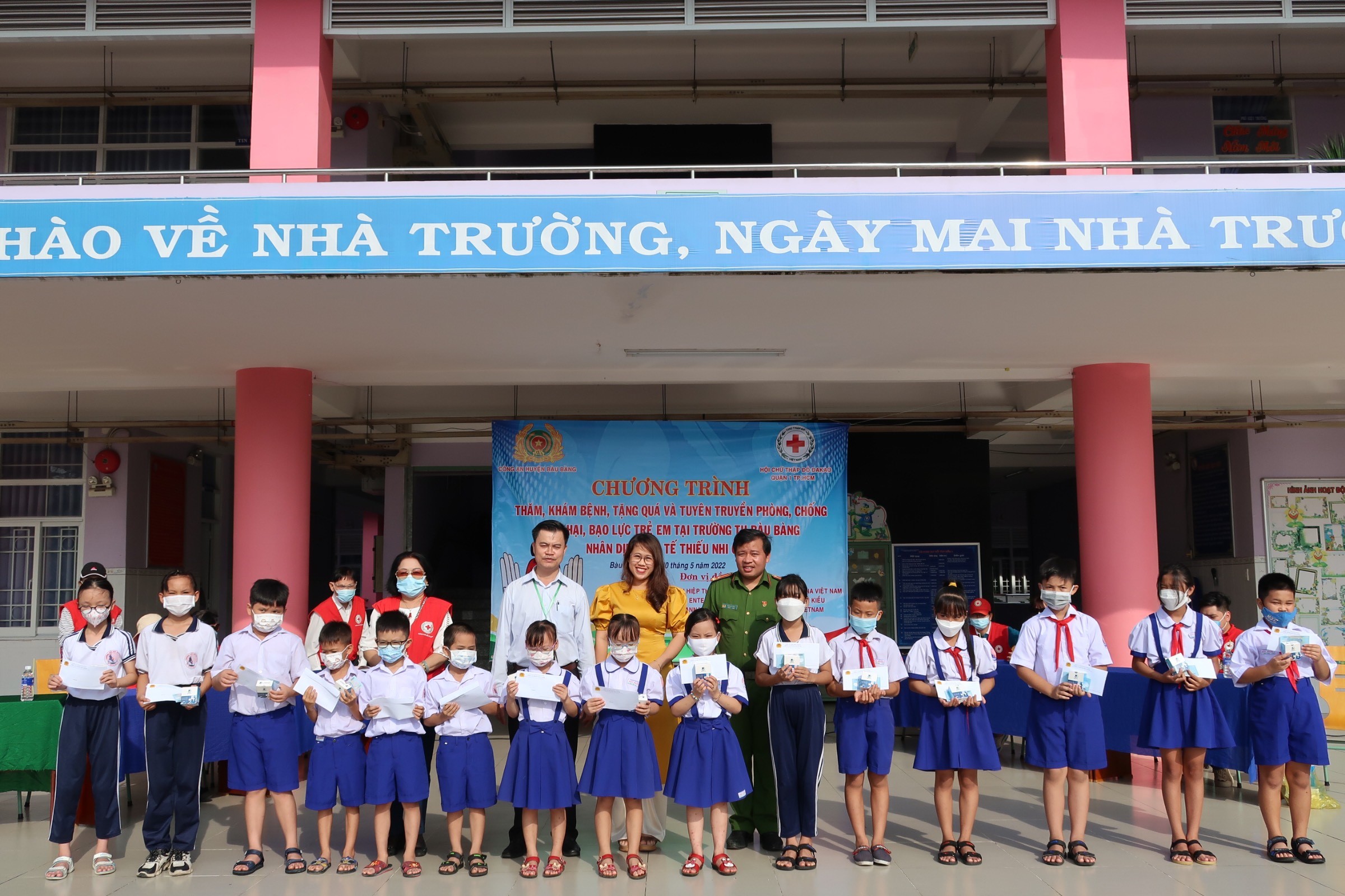 Thăm, khám, tặng quà và tuyên truyền cho các em học sinh tại trường tiểu học Bàu Bàng