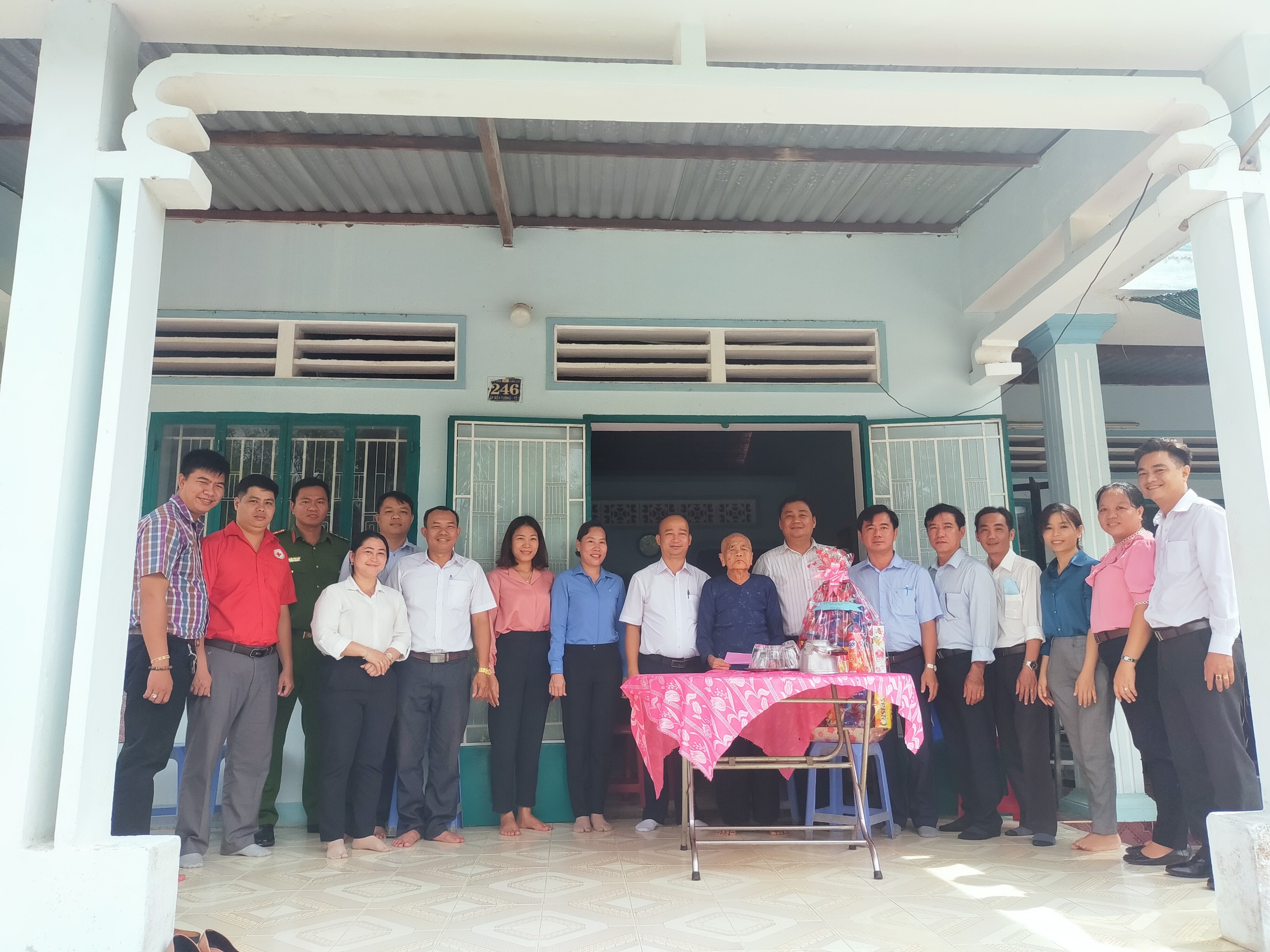 Lãnh đạo huyện Bàu Bàng thăm tặng quà các gia đình chính sách tại xã Lai Hưng