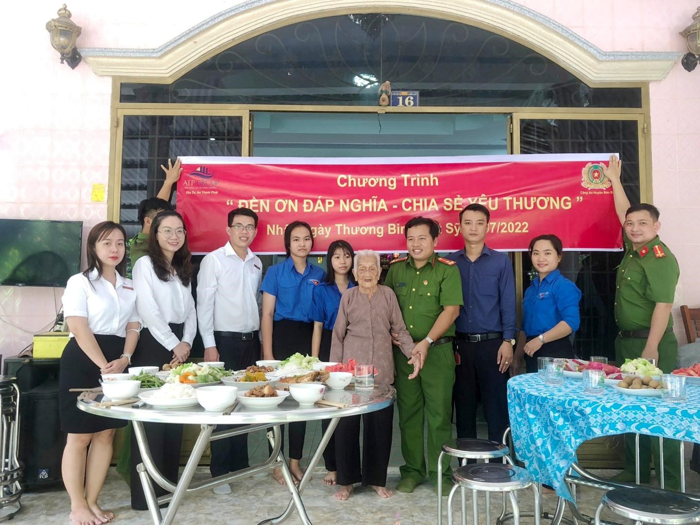 Đoàn cơ sở Công an huyện Bàu Bàng tổ chức chương trình “đền ơn đáp nghĩa - chia sẻ yêu thương” tại nhà Mẹ Việt Nam anh hùng
