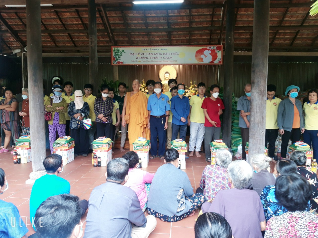 Tịnh xá Ngọc Định, thị trấn Lai Uyên tặng quà cho hội viên Hội Người mù huyện Bàu Bàng