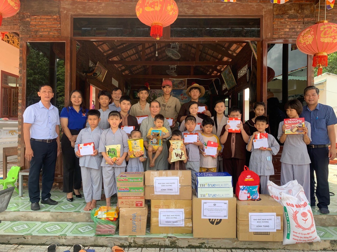 Kho bạc Nhà nước Bình Dương thăm và tặng quà cho trẻ em tại Mái ấm cô nhi Phổ Hiền xã Trừ Văn Thố, huyện Bàu Bàng, tỉnh Bình Dương