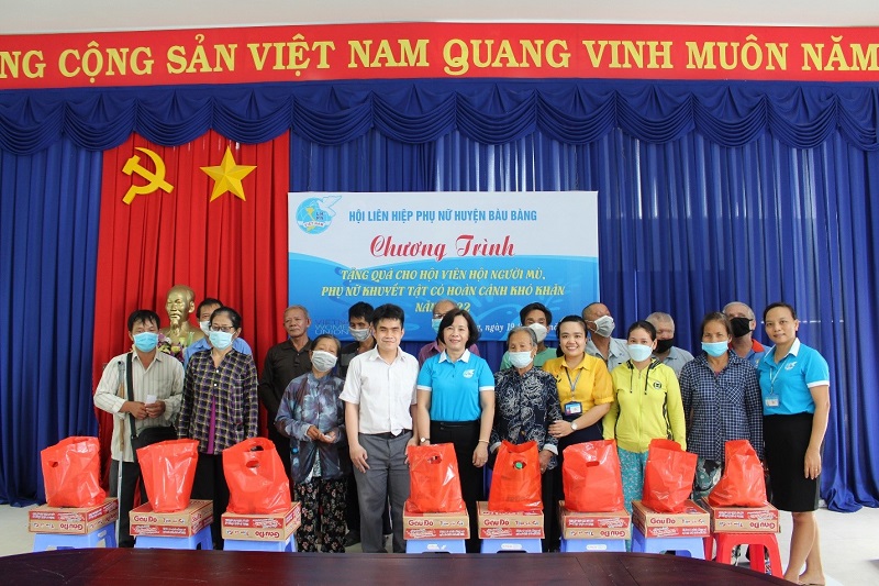 Hội LHPN huyện Bàu Bàng tặng quà cho hội viên Hội Người mù, phụ nữ khuyết tật có hoàn cảnh khó khăn trên địa bàn huyện