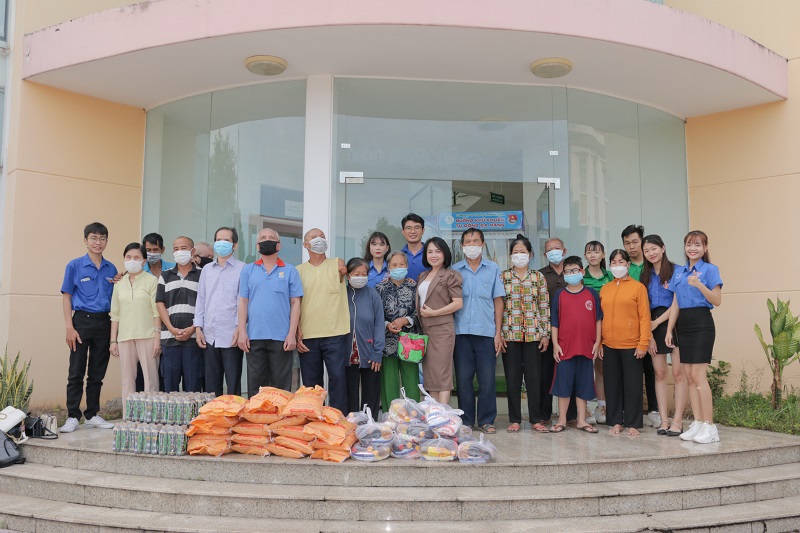 Đoàn trường Đại học Bình Dương trao 20 phần quà cho hội viên hội người mù huyện Bàu Bàng