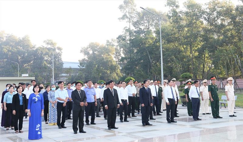 Huyện Bàu Bàng viếng nghĩa trang liệt sỹ nhân dịp kỷ niệm 77 Quốc khánh Nước CHXHCN Việt Nam (02/9/1945 - 02/9/2022)