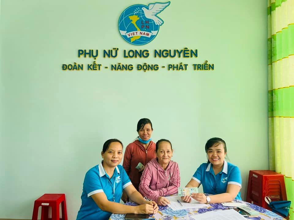 Giải ngân nguồn vốn “Ngày vì phụ nữ nghèo” cho hội viên Hội LHPN xã Long Nguyên