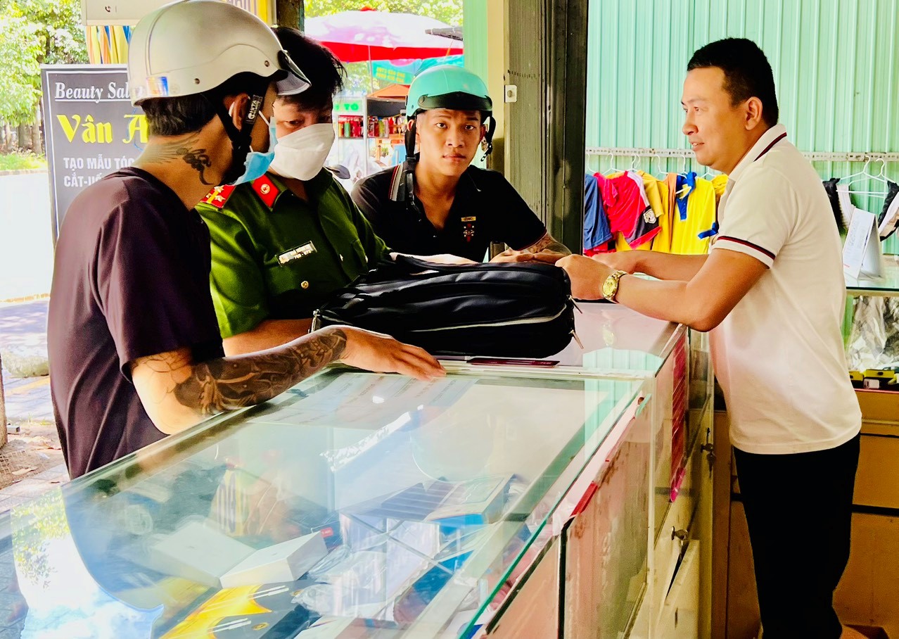 Ra quân kiểm tra các cơ sở hoạt động ngành nghề kinh doanh có điều kiện về ANTT trên địa bàn huyện Bàu Bàng