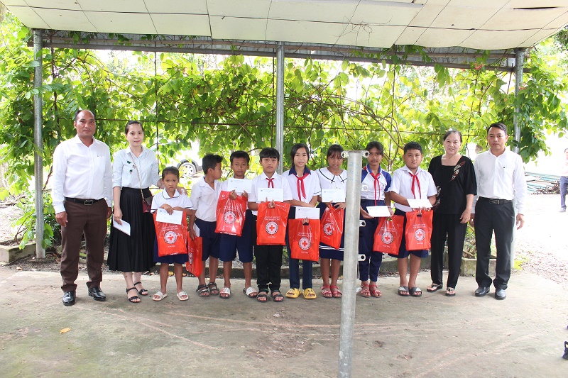 Bàu Bàng trao 15 phần quà “Tiếp sức đến trường” cho các em học sinh nghèo, khó khăn