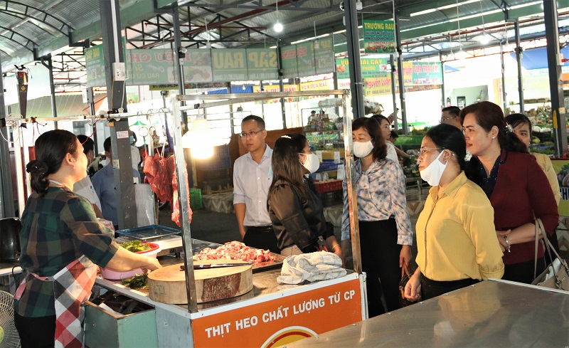 Đoàn công tác Ban Dân vận Tỉnh ủy Bình Dương khảo sát tình hình hoạt động chợ truyền thống tại huyện Bàu Bàng