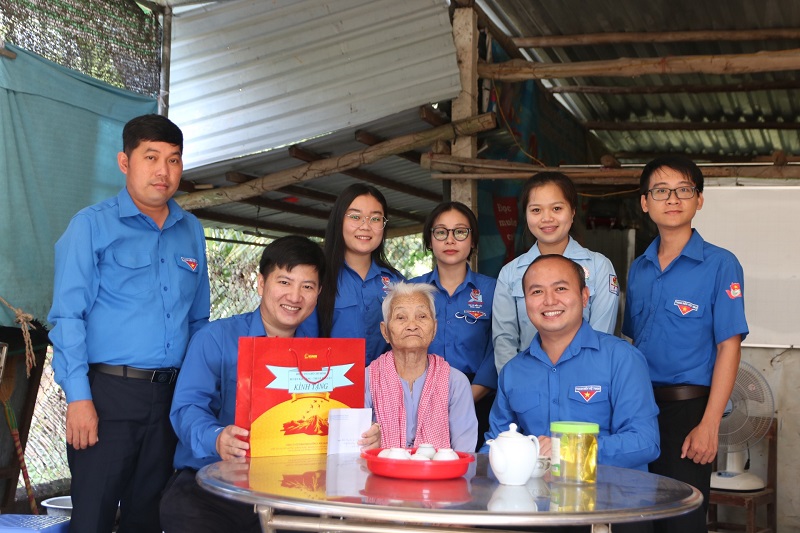 Huyện đoàn, Ủy ban Hội LHTN Việt Nam Bàu Bàng - thị xã Bến Cát phối hợp tổ chức chương trình “Tình nguyện mùa đông” năm 2022.