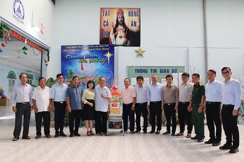Lãnh đạo huyện Bàu Bàng thăm, tặng quà các cơ sở tôn giáo nhân dịp lễ Giáng sinh năm 2022