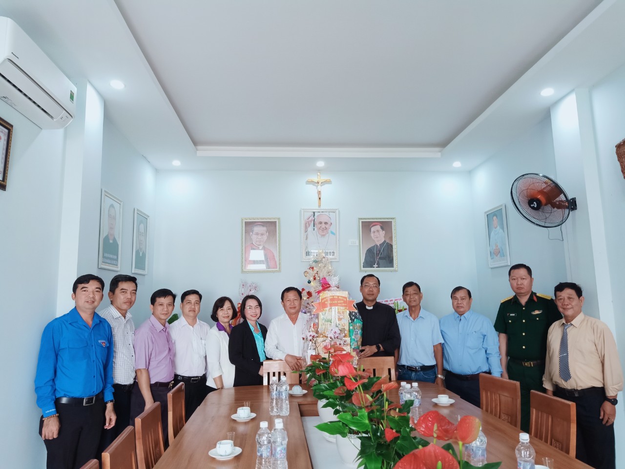 Lãnh đạo huyện thăm, tặng quà các cơ sở tôn giáo nhân dịp lễ giáng sinh 2022.
