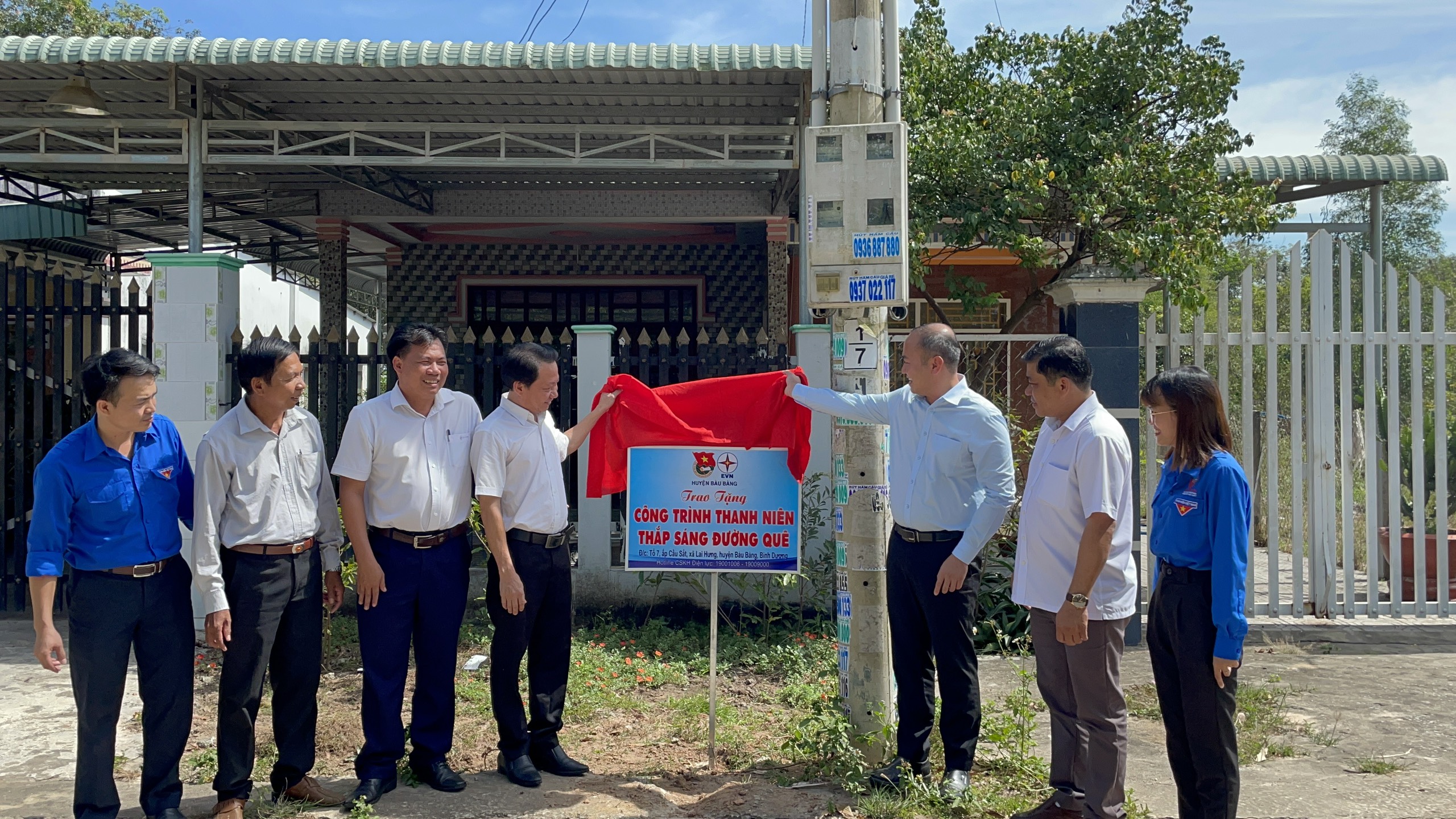 Huyện đoàn phối hợp Điện lực Bàu Bàng trao tặng công trình thanh niên “thắp sáng đường quê”.
