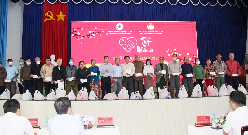 Lãnh đạo tỉnh tặng quà “Tết nhân ái - Xuân Quý Mão 2023 tại huyện Bàu Bàng