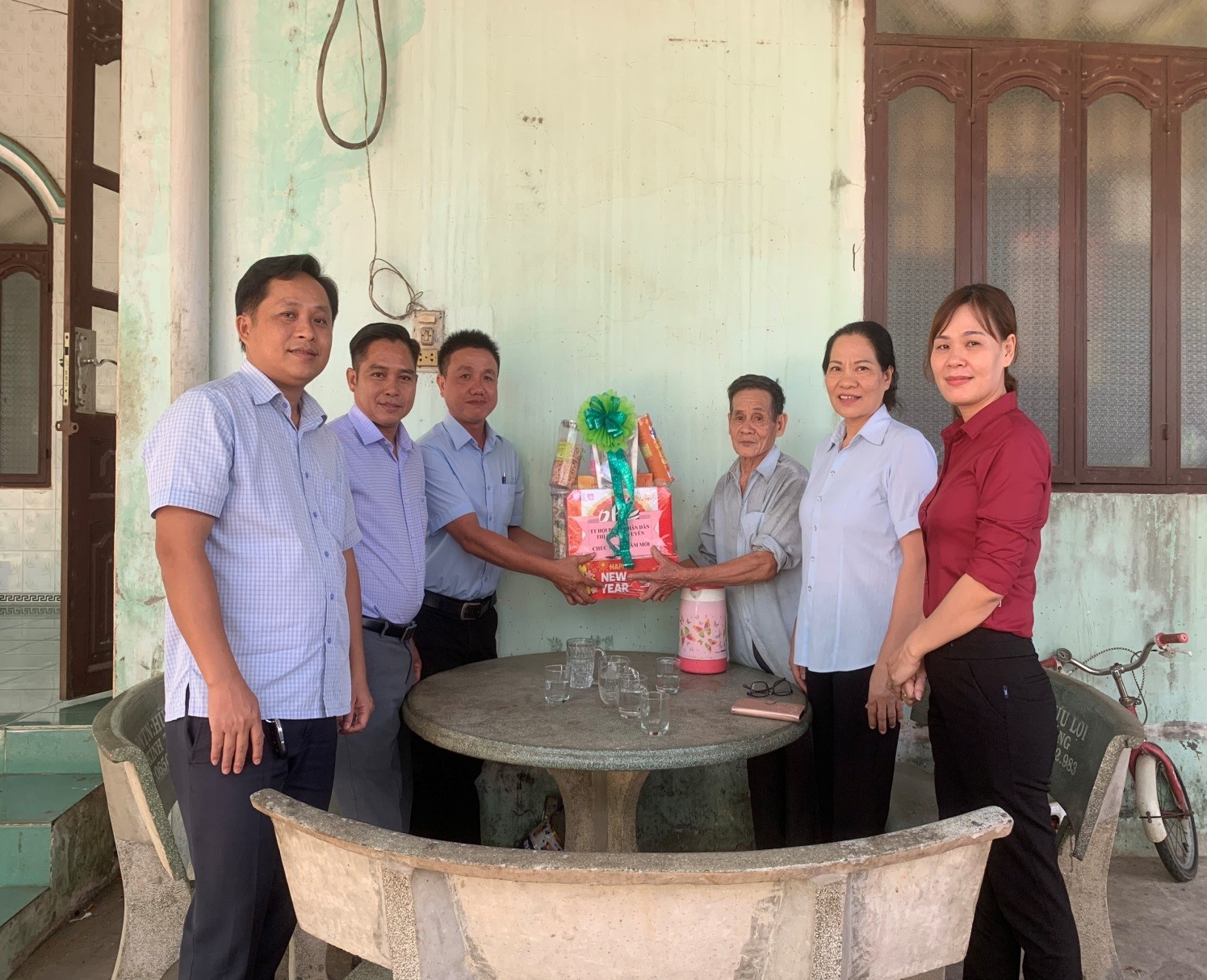 Thường trực Hội đồng nhân dân thị trấn Lai Uyên thăm và tặng quà các gia đình chính sách trên địa bàn nhân dịp Tết Nguyên Đán Quý Mão 2023