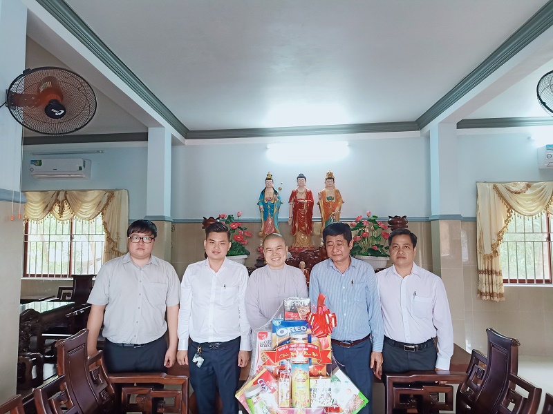 Lãnh đạo huyện Bàu Bàng thăm, tặng quà, chúc mừng các cơ sở tôn giáo nhân dịp tết Nguyên đán Quý Mão năm 2022