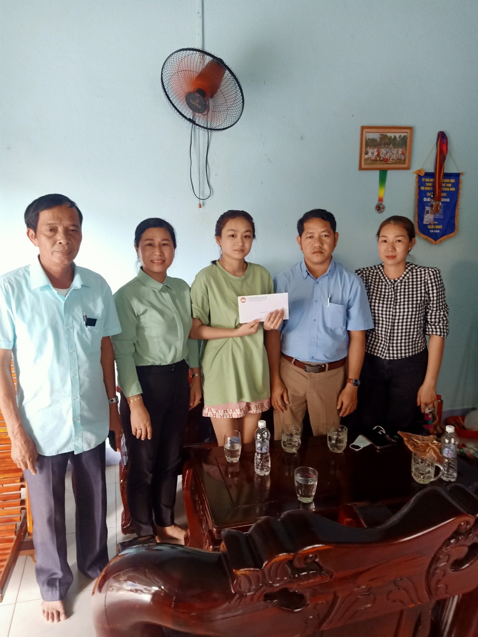 Xã Hưng Hòa tổ chức thăm và trao tiền Quỹ “Vì người nghèo” cho hộ có hoàn cảnh khó khăn đột xuất bị tai nạn giao thông.
