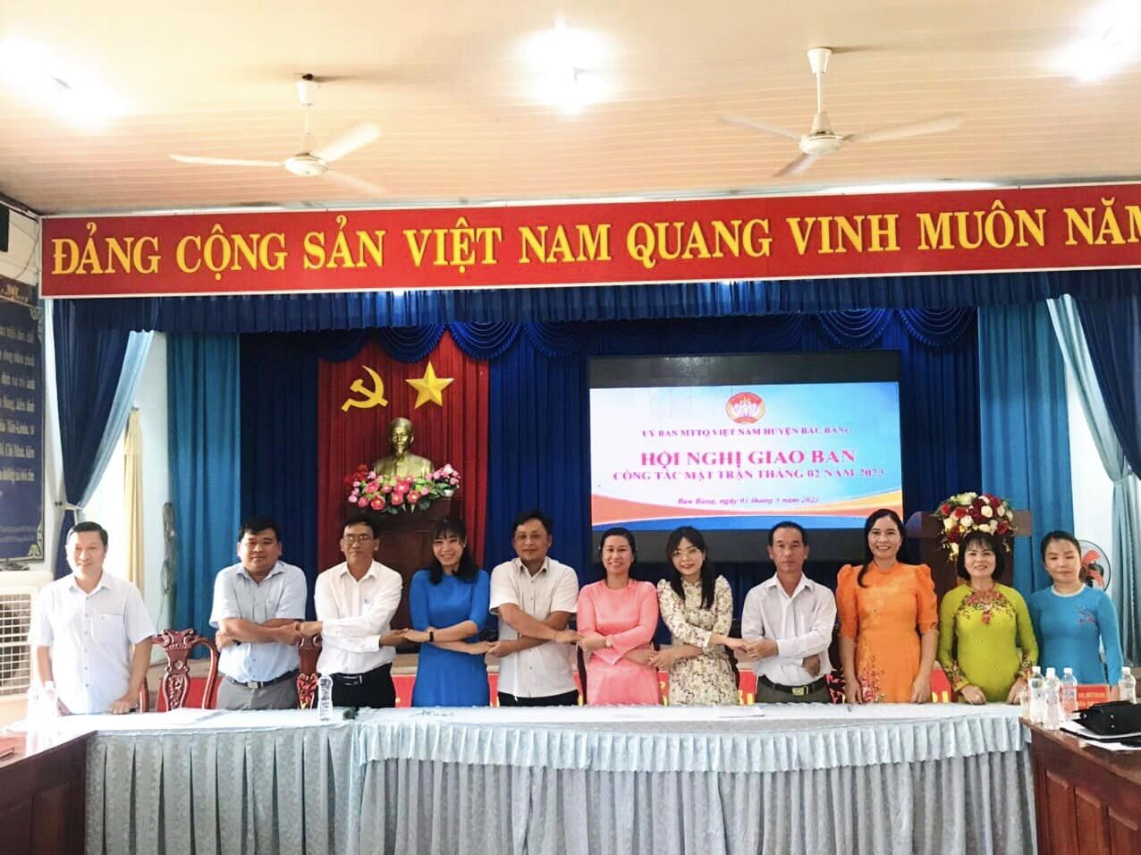 Xã Hưng Hòa: Uỷ Ban MTTQ VN huyện Bàu Bàng tổ chức họp giao ban công tác mặt trận tháng 02 và triển khai nhiệm vụ tháng 03 tại Hội trường UBND xã Hưng Hòa.
