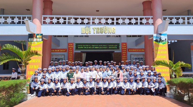 Lãnh đạo huyện Bàu Bàng thăm tặng quà, động viên 130 tân binh đang học tập và huấn luyện tại Tiểu đoàn 864, 865, Lữ đoàn 101, Vùng 4 Hải quân, phường Cam Ranh, TP Cam Ranh, tỉnh Khánh Hòa.