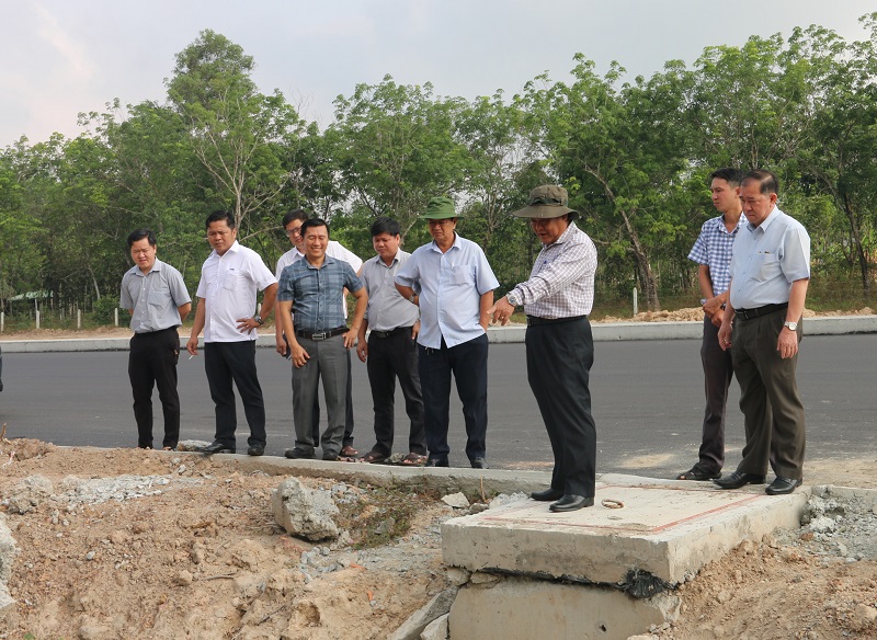 Chủ tịch UBND huyện Bàu Bàng kiểm tra các công trình trọng điểm trên địa bàn.