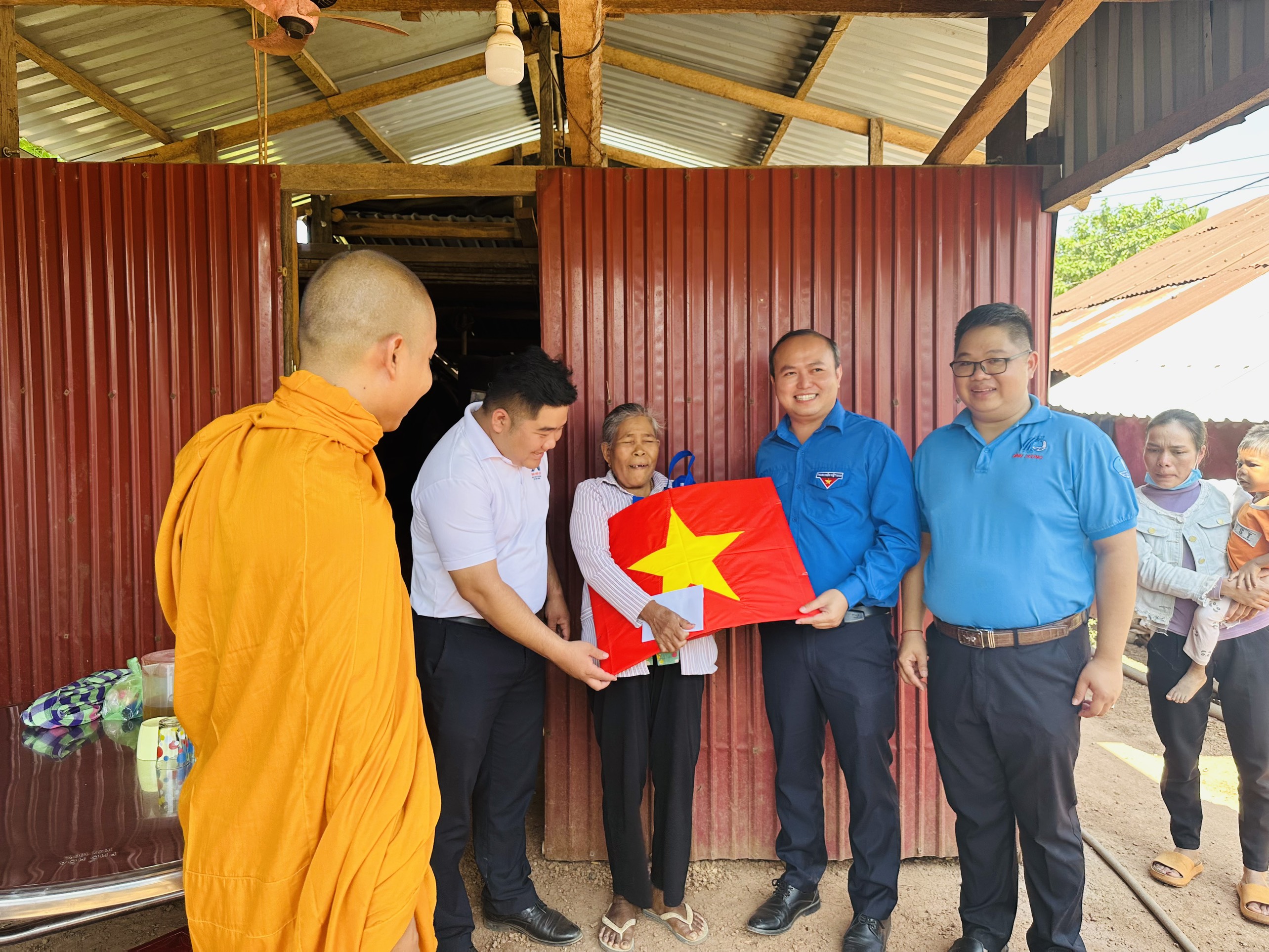 Huyện đoàn, Hội LHTN Việt Nam huyện tổ chức thăm, tặng cờ tổ quốc cho đồng bào dân tộc Khmer có hoàn cảnh khó khăn tại xã Lộc Khánh, huyện Lộc Ninh, tỉnh Bình Phước.