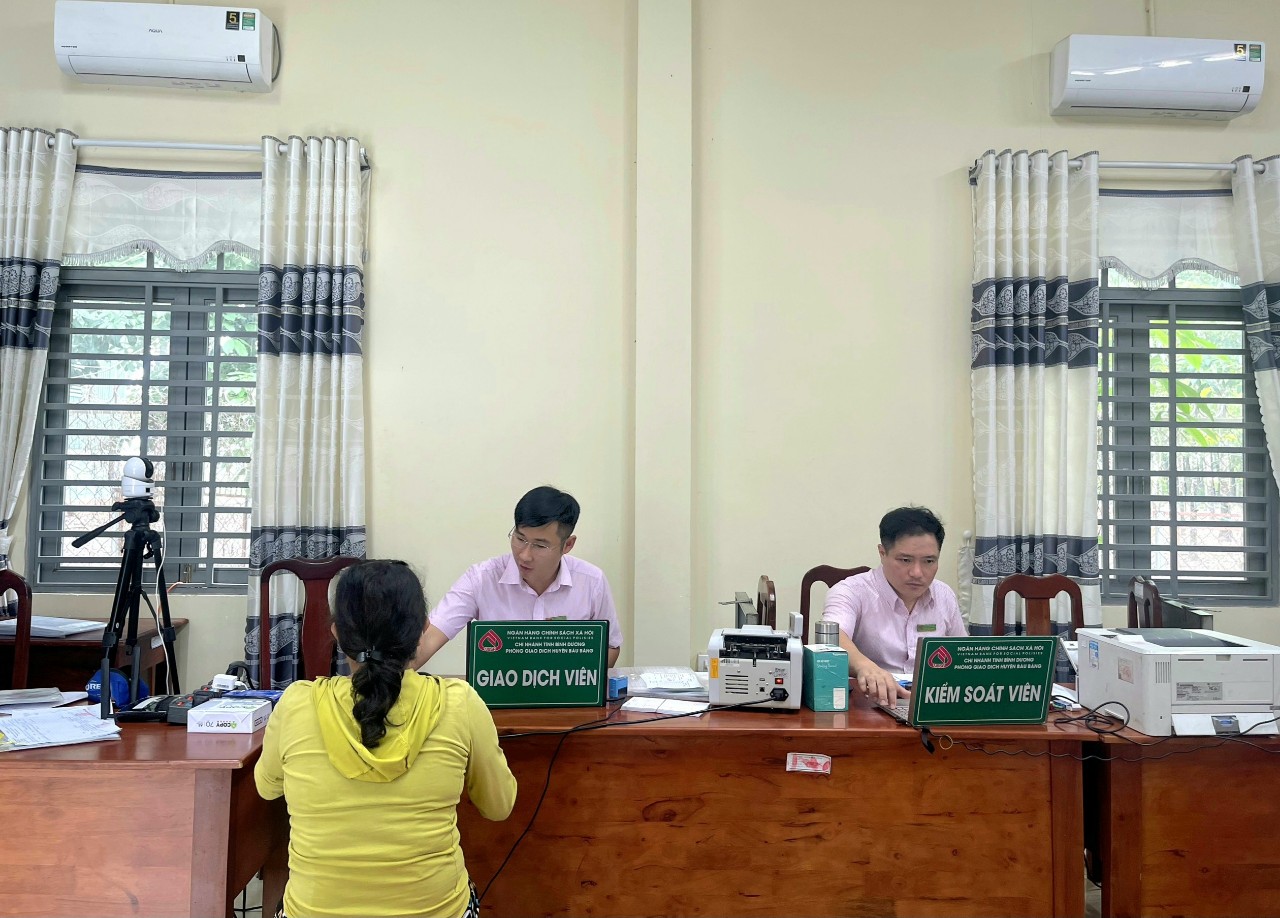Giải ngân nguồn vốn cho hội viên phụ nữ trên địa bàn thị trấn Lai Uyên