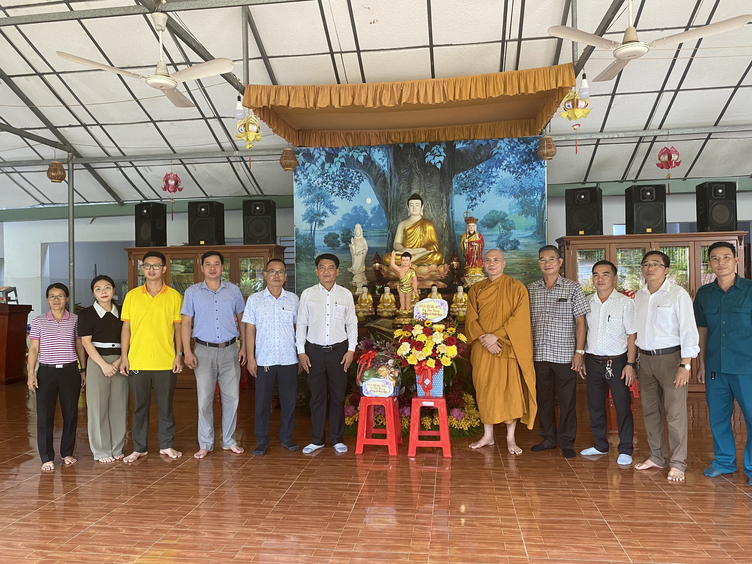 UBND xã Tân Hưng thăm, chúc mừng lễ Phật đản 2023