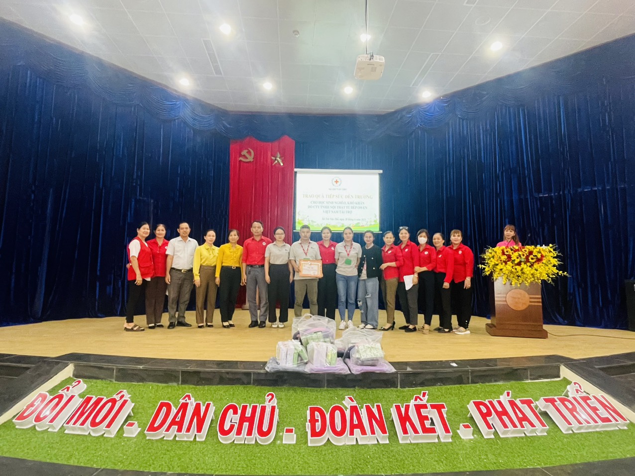 Hội Chữ thập đỏ xã Trừ Văn Thố sơ kết 6 tháng đầu năm 2023 và Trao quà tiếp sức đến trường cho học sinh nghèo , khó khăn do Cty TNHH nội thất tủ bếp OWEN Việt Nam tài trợ
