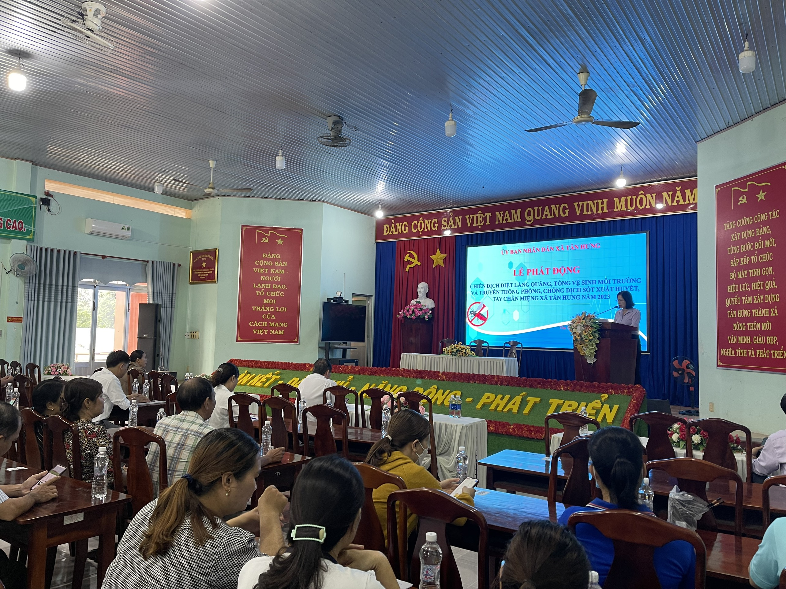 Xã Tân Hưng tổ chức lễ phát động chiến dịch diệt lăng quăng, tổng vệ sinh môi trường và truyền thông phòng, chống dịch sốt xuất huyết, tay chân miệng trên địa bàn xã
