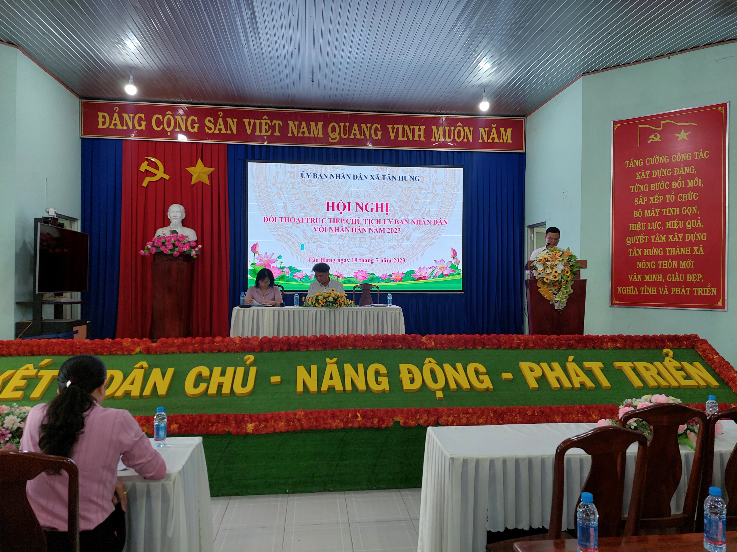Xã Tân Hưng tổ chức Hội nghị đối thoại của chủ tịch UBND với nhân dân về công tác quản lý, xây dựng nghĩa trang xã Tân Hưng