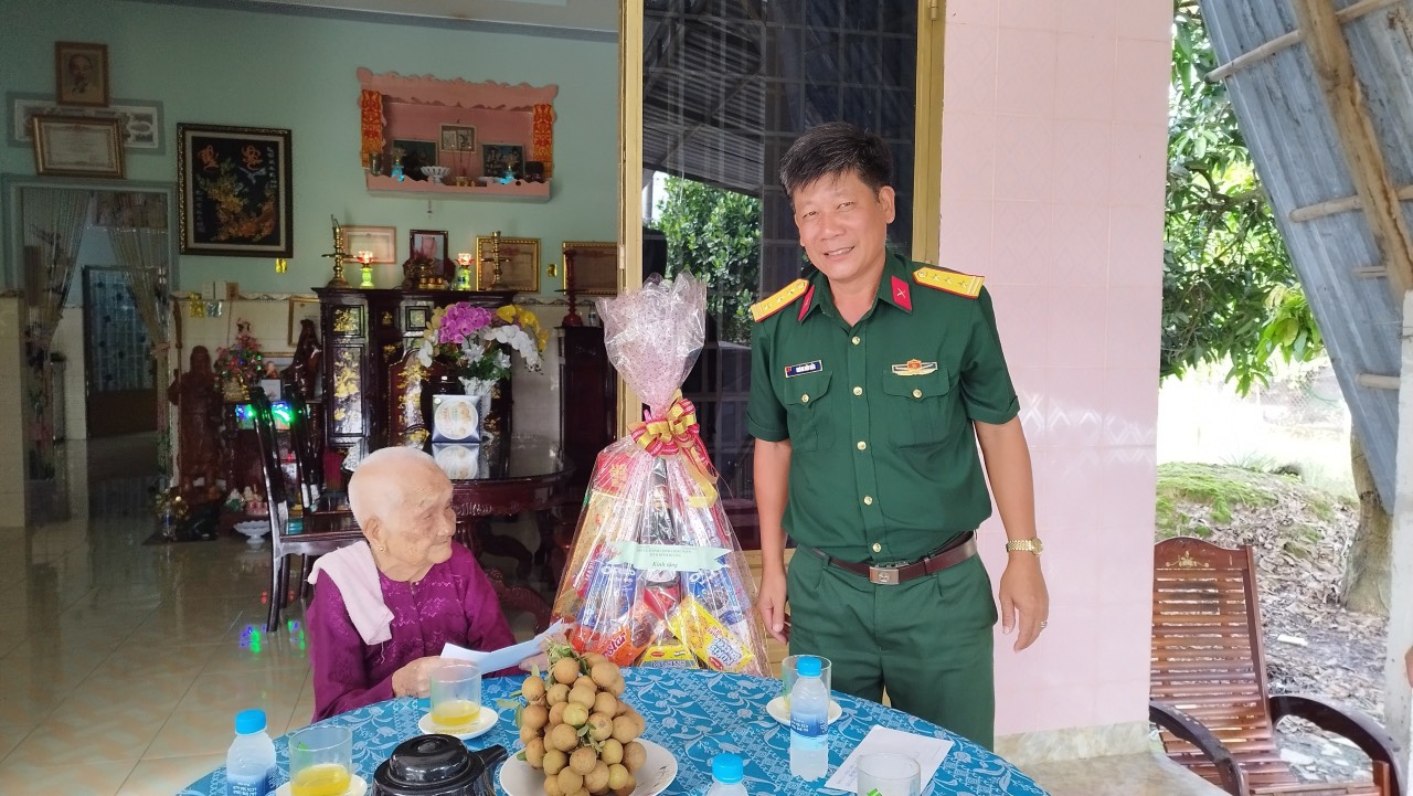 Sáng nay ngày 25-7 Nhân kỷ niệm 76 năm Ngày Thương binh - Liệt sĩ (27.7.1947 - 27.7.2023) thăm hỏi tặng Mẹ Việt Nam anh Hùng và các gia đình chính sách trên địa bàn xã Trừ Văn Thố.