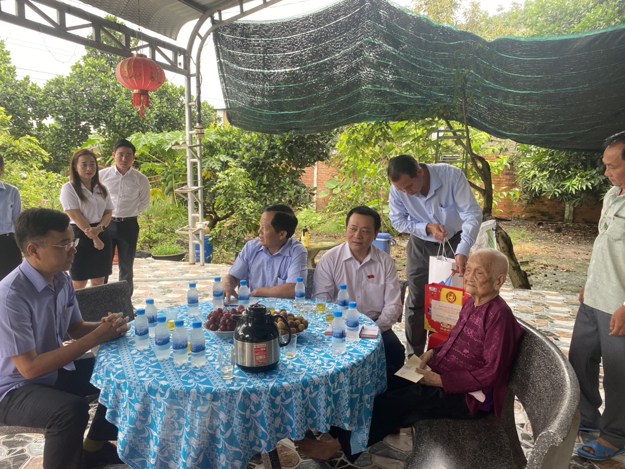 Đại biểu Quốc hội tỉnh Bình Dương thăm tặng quà Mẹ Việt Nam Anh Hùng tại xã Trừ Văn Thố