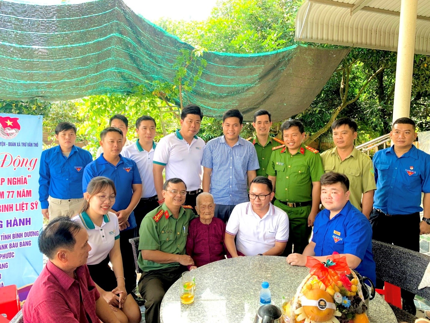 Đoàn cơ sở Công an huyện Bàu Bàng phối hợp thực hiện các hoạt động “đền ơn - đáp nghĩa” kỷ niệm 76 năm Ngày Thương binh, Liệt sỹ (27/7/1947 - 27/7/2023).