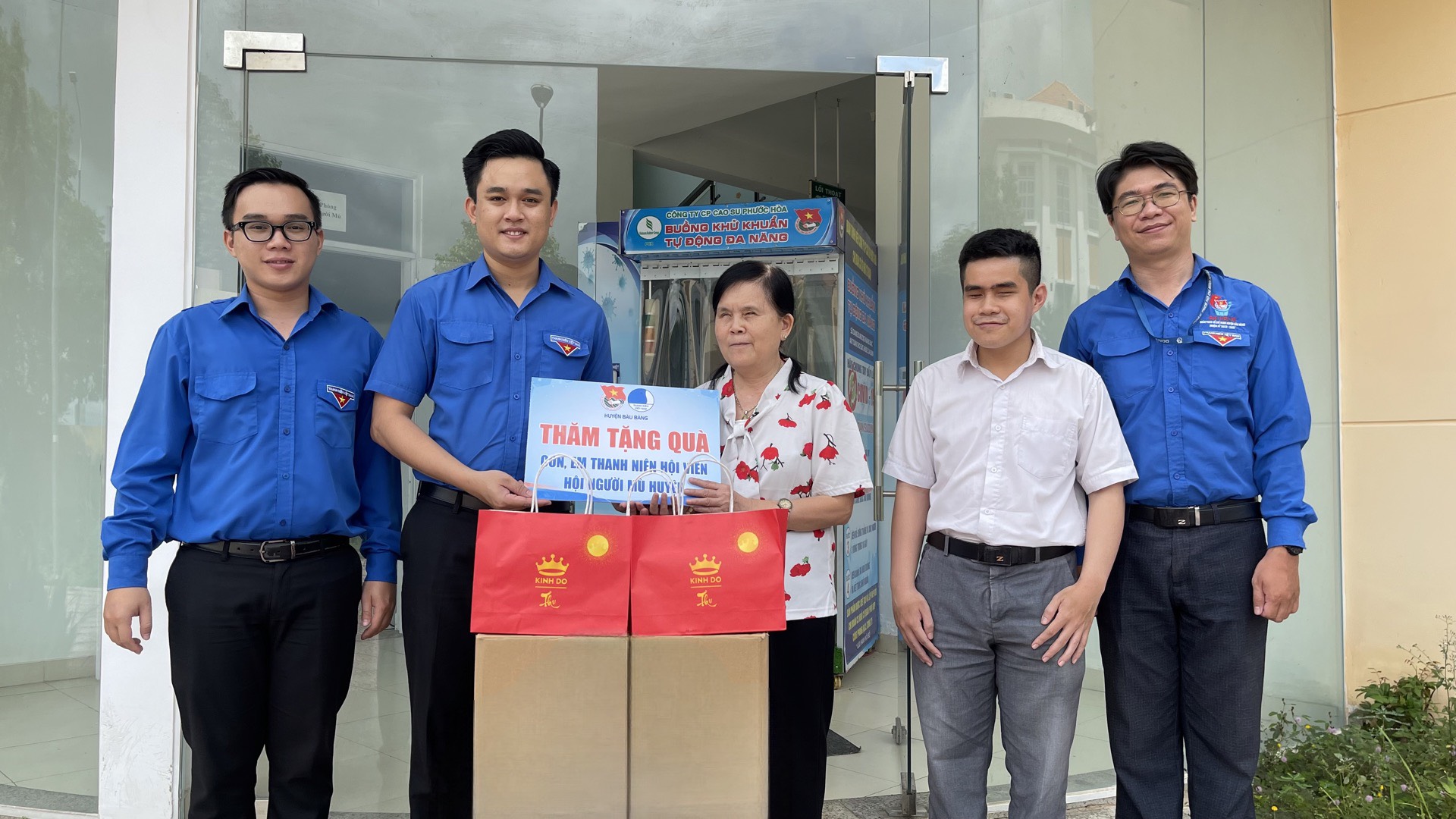 Huyện đoàn Bàu Bàng thăm tặng quà trung thu cho con, em thanh niên là hội viên Hội người mù huyện Bàu Bàng.