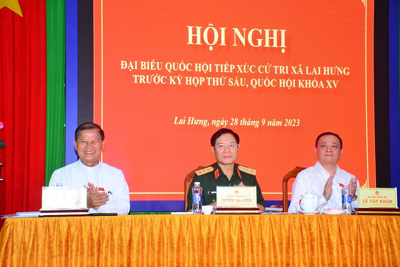 Đoàn đại biểu Quốc hội khóa XV tiếp xúc cử tri xã Lai Hưng trước kỳ họp thứ 6.