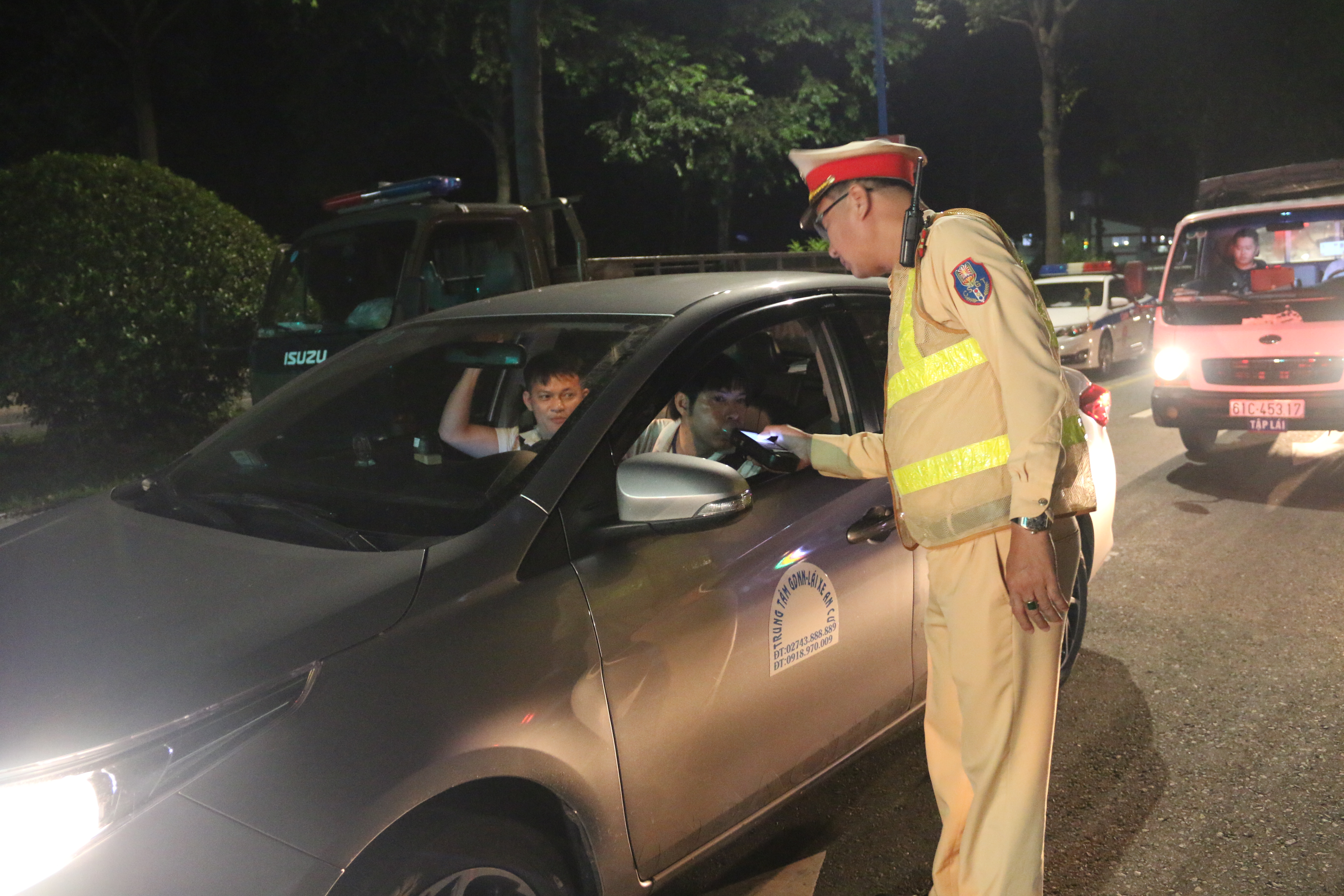 Tổ công tác của Cục Cảnh sát giao thông trực tiếp kiểm tra, xử lý vi phạm nồng độ cồn tại huyện Bàu Bàng