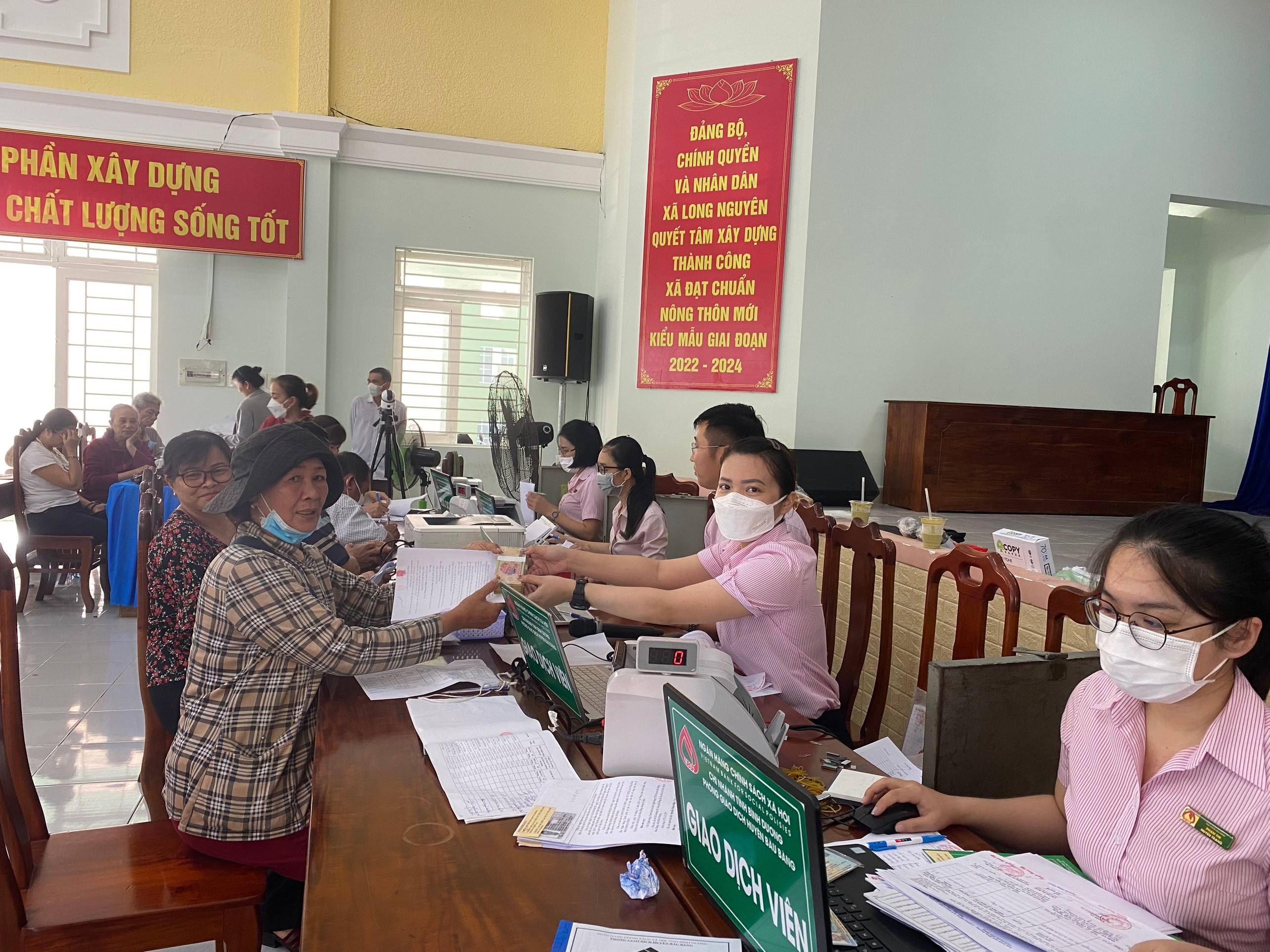Phòng giao dịch Ngân hàng Chính sách xã hội (NHCSXH) huyện Bàu Bàng giải ngân chương trình tín dụng chính sách tại xã Long Nguyên