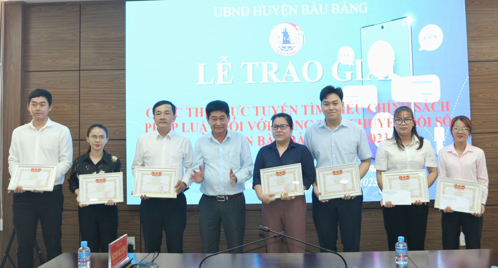 Huyện Bàu Bàng: Trao giải cuộc thi trực tuyến tìm hiểu chính sách, pháp luật đối với công tác chuyển đổi số