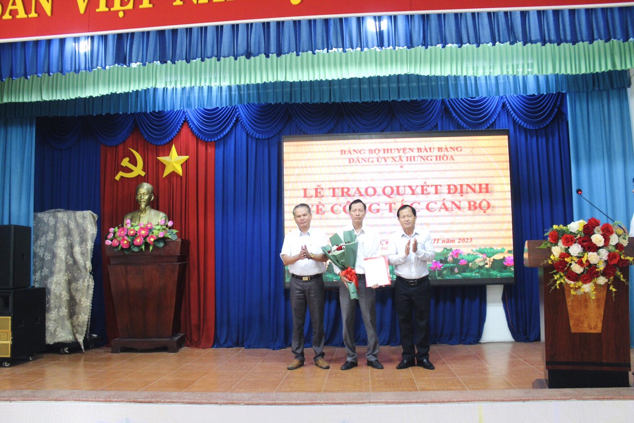 Huyện ủy Bàu Bàng trao quyết định về công tác cán bộ tại xã Hưng Hòa